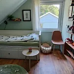 Hébergement de vacances Cozy House With A Garden, Child-friendly *